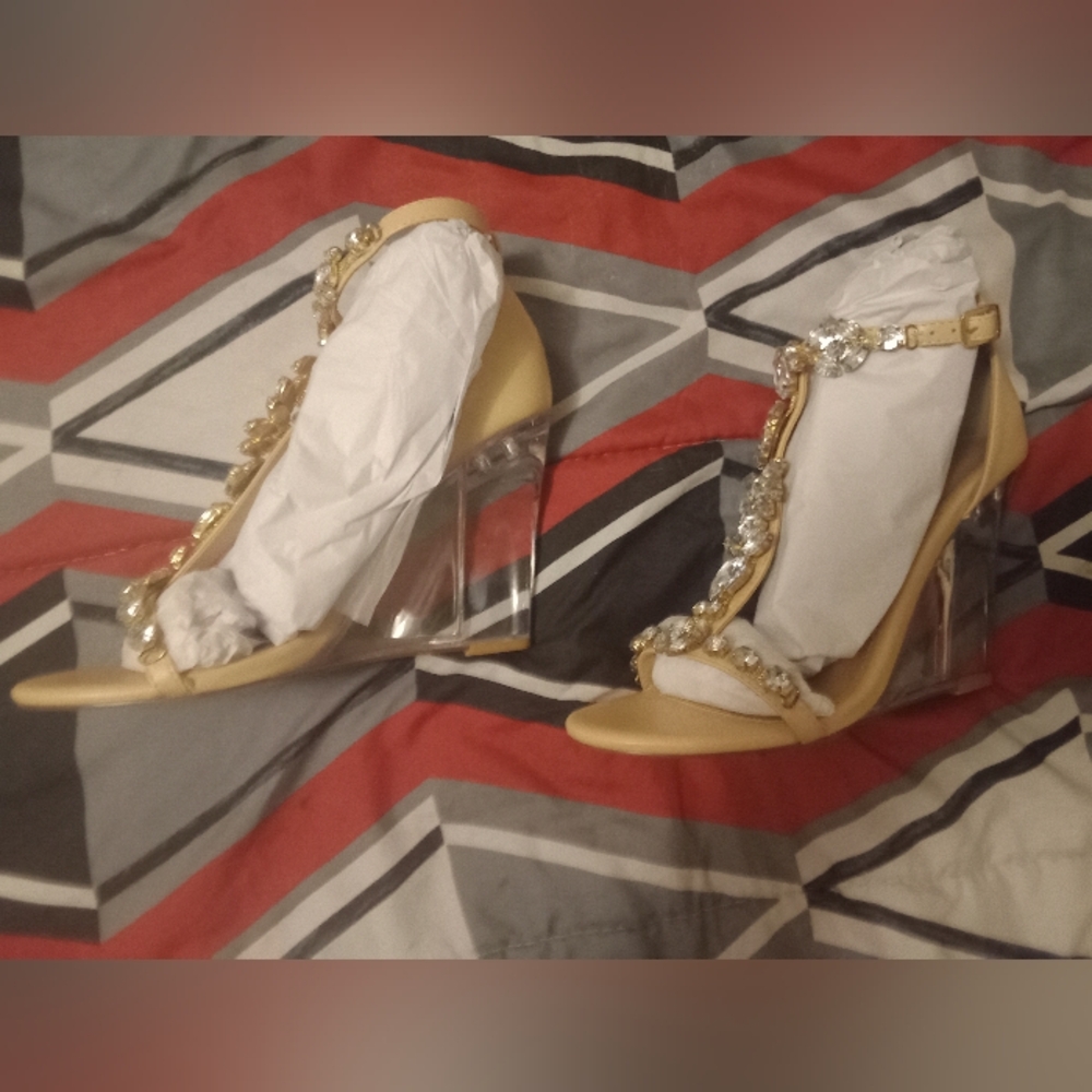 beige shoedazzle heels